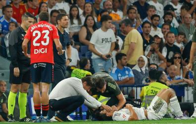 El delantero del Real Madrid Gonzalo García (d) es atendido tras una falta de Abel Bretones (i), por la que recibió tarjeta roja directa