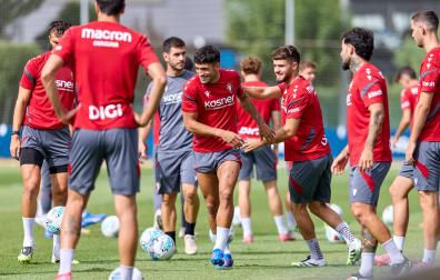 Iker Muñoz bromea con Iker Benito, en la sesión de este miércoles