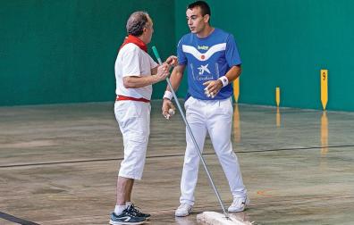 Iker Larrazabal charla con la persona encargada ayer de secar con la mopa las humedades