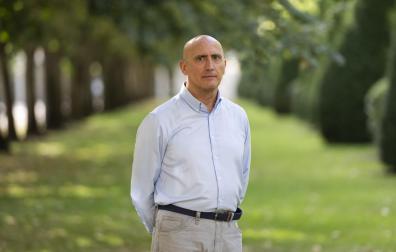 Juan José Calvo, profesor de Geografía de la UPNA, en el campus.