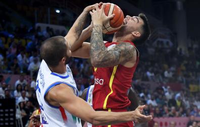 Willy Hernangomez pelea con el italiano Darius Thompson durante el partido /
