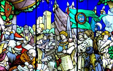 La vidriera del Ayuntamiento de Pamplona que representa la firma del Privilegio de la Unión