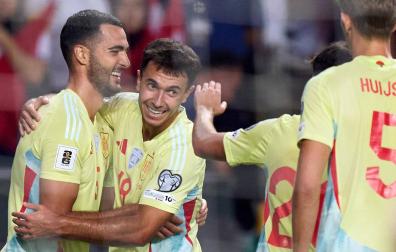 Mikel Merino celebra con Zubimendi uno de sus goles