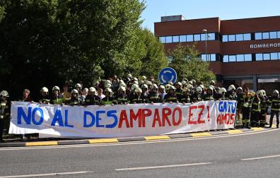 Protesta de bomberos y bomberos forestales en la rotonda frente al parque de Cordovilla