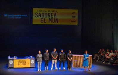 De izquierda a derecha, los cocineros Goiza Isiegas, del Akari Gastroteka; Abril Tovar, de El Bosquecillo; Santiago Carranza, de la Escalerica Centro; Jhoel Armijos, del Snob Cocktail & Food; y Lorenys Graterol de la Escalerica Centro, durante el evento "Saborea Navarra, ¡saborea el MUN!", junto con la presentadora Cristina Ochoa