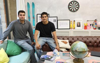 David Soler Ruiz y Óscar Ilundáin Lumbreras, socios de Flow, posan en las instalaciones de la Bajera, de donde son miembros.