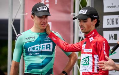Iker Gómez y Unai Ramos, en el pòdio de la pasada Vuelta a Navarra.