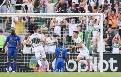 Andre Da Silva, Elche CF, celebra el primer gol de su equipo en el Estadio Manuel Martinez Valero.