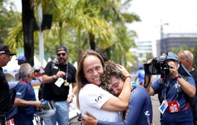Paula Ostiz, abrazada a la seleccionadora Gema Pascual.
