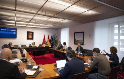Los miembros de la comisión de investigación sobre corrupción, reunidos esta mañana en el Parlamento.