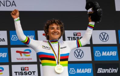 Paula Ostiz, con el maillot que siempre había soñado ganar, el arcoíris.