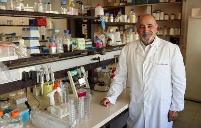 El catedrático de Microbiología de la Universidad de Navarra Ignacio López Goñi, en el laboratorio en el que trabaja.