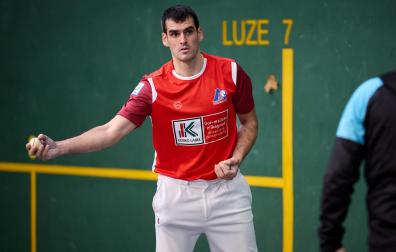 Joseba Ezkurdia elige una pelota en una elección de material anterior. Al voleísta de Arbizu le da mucho respeto jugar de zaguero