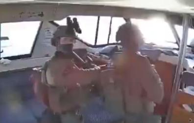 Dos soldados israelíes son grabados entrando en una de las embarcaciones de la Global Sumud Flotilla que han sido interceptadas antes de entrar en Gaza