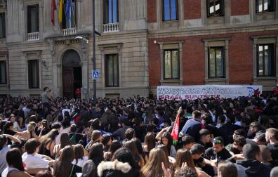 Multitudinaria sentada estudiantil frente al Parlamento de Navarra para protestar contra Israel