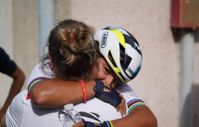 Paula Ostiz, con la pulsera de la Policía Foral, se abraza tras su victoria