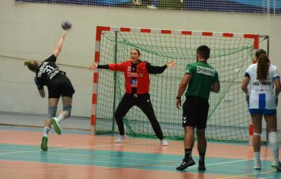 Olaia Luzuriaga, tratando de parar un 7 metros a Havrysh durante el duelo europeo ante el HC Galychanka