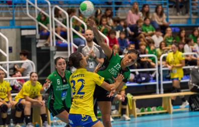 Maria Brasil, que ha anotado dos goles, ante la defensa de Martel.