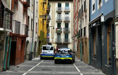 Dos vehículos de la Policía Municipal este jueves por la tarde en el bloque de la calle Tejería