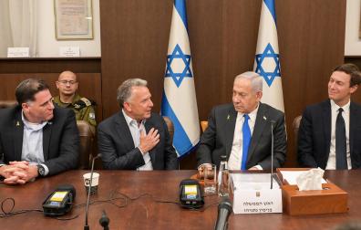 Benjamin Netanyahu junto a los mediadores en una de las reuniones de este jueves, 9 de octubre /