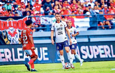 Imanol García Lugea, luciendo el número 4 como su hermano Unai en Osasuna, en un partido de la liga indonesia/