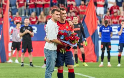 Imanol, a la izda., con su hermano Unai García el 18 de mayo de 2025, cuando El Sadar le rindió homenaje al capitán