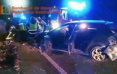 Equipos de emergencias trabajan en el lugar del accidente
