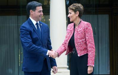 La presidenta del Gobierno de Navarra, María Chivite, saluda al lehendakari, Imanol Pradales, a su llegada al Palacio de Ajuria Enea