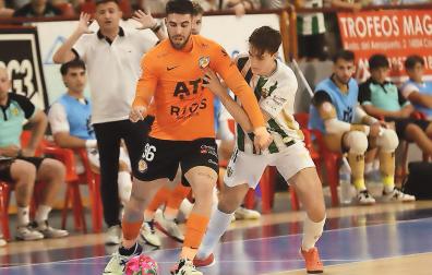 Malaguti, del ATP RIbera, controla el balón ante la presión de Javier Aranda, del Córdoba /