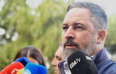 El líder de Vox, Santiago Abascal, atiende a la prensa a su llegada este domingo para presenciar en la calle el desfile de las Fuerzas Armadas con motivo de la Fiesta Nacional y no desde la tribuna de autoridades