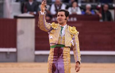 El diestro Morante de la Puebla se corta la coleta tras serle concedidas 2 orejas en el cuarto toro en Las Ventas durante el festejo taurino de la Feria de Otoño celebrado este domingo en la plaza de Las Ventas, en Madrid
