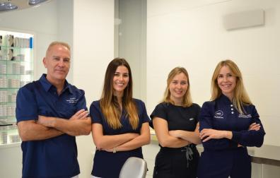 El equipo de doctores de Clínica Bustillo & López: de izquierda a derecha, Dr. Bustillo, Dra. López, Dra. Leoz y Dra. Justa.