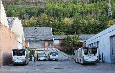 Cocheras del transporte urbano comarcal, con las oficinas donde se ha desarrollado la reunión, este martes 21 de octubre.