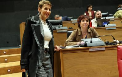 La presidenta María Chivite se dirige a su escaño en el hemiciclo del Parlamento y pasa junto a la portavoz de su grupo, la socialista Ainhoa Unzu