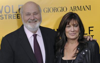Fotografía de 2013 del director estadounidense Rob Reiner y su esposa Michele Singer posando