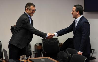 El secretario general técnico de Cohesión Territorial, Eduardo Jiménez (derecha), saluda a Javier Lecumberri (PSN)