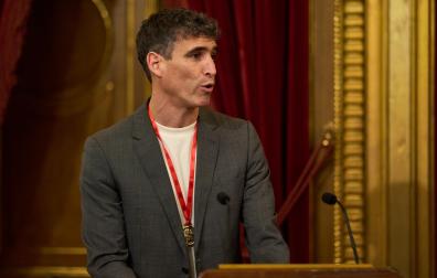 Javier Urriza desde el atril del Salón del Trono del Palacio de Navarra