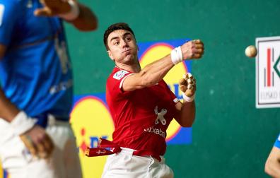 Peio Etxeberria le suelta a la pelota en presencia de Mariezkurrena en Barañáin.