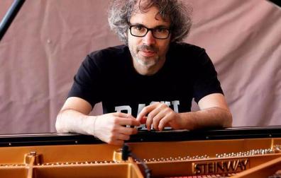 El pianista James Rhodes, que actuará mañana por primera vez en Baluarte