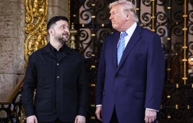 El presidente ucraniano Volodímir Zelenski (izda.) junto a su homçologo norteamericano Donald Trump antes de la reunión en Florida