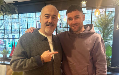 El cocinero Martín Iturri posa con el reciente fichaje de Osasuna, Javi Galán