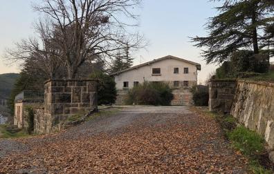 Acceso principal a Casa Ascunce, en Navascués, parte del antiguo parque de camineros. Ahora va a ser rehabilitada