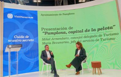 El concejal de Turismo, Mikel Armendáriz, y María Bezunartea, ayer en Fitur durante la presentación de la ‘capitalidad’ de Pamplona