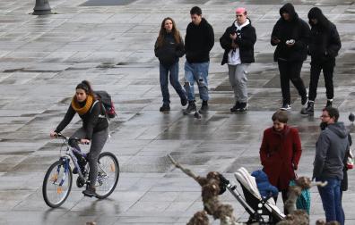 A: EDUARDO BUXENS F: 31 MARZO 2022 L: PAMPLONA - PLAZA DEL CASTILLO T: CICLISTA EN ZONA PEATONAL / IMAGEN GENÉRICA CICLISTA EN LA PLAZA DEL CASTILLO - POBLACIÓN , PAMPLONA ...