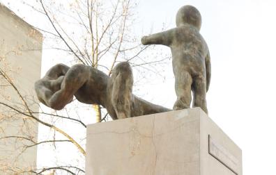 Escultura de Juan José Aquerreta que rinde homenaje a las víctimas del terrorismo en la plaza de la Constitución de Pamplona