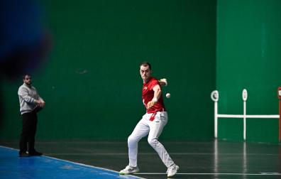 Unai Laso golpea a una pelota en el partido del pasado lunes en Tolosa.