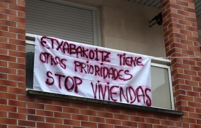 Una pancarta contraria al proyecto de la calle Remiro de Goñi en una vivienda de la zona