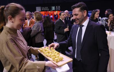 Sergio Beni sirviéndose un trozo de sus tortillas, que acapararon la atención en el aperitivo