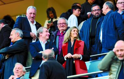 El palco de El Sadar el pasado sábado, con Luis Sabalza en el centro y a la derecha de la imagen Javier Remírez