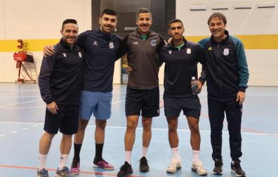 Imanol Arregui, con su cuerpo técnico en Kuwait
